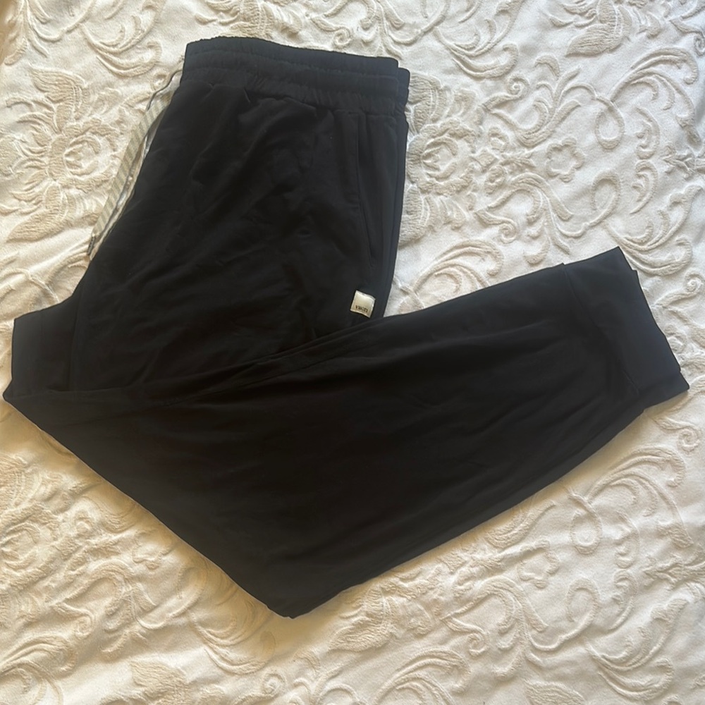 Vuori Black Crop Jogger. Size X-large